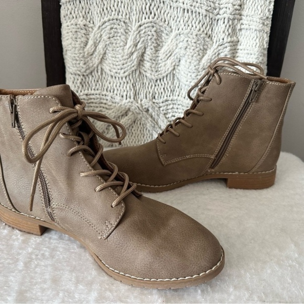 NWOT Euro Soft Winterberry Ankle Boot Size 8 1/2